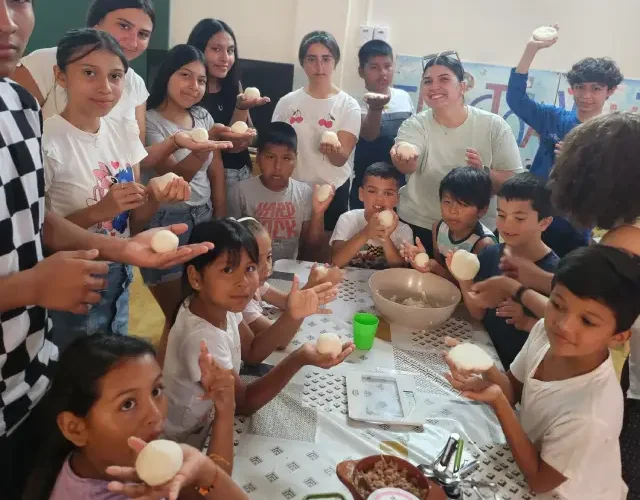 Niños de Puebla del Río saborearon la arepa